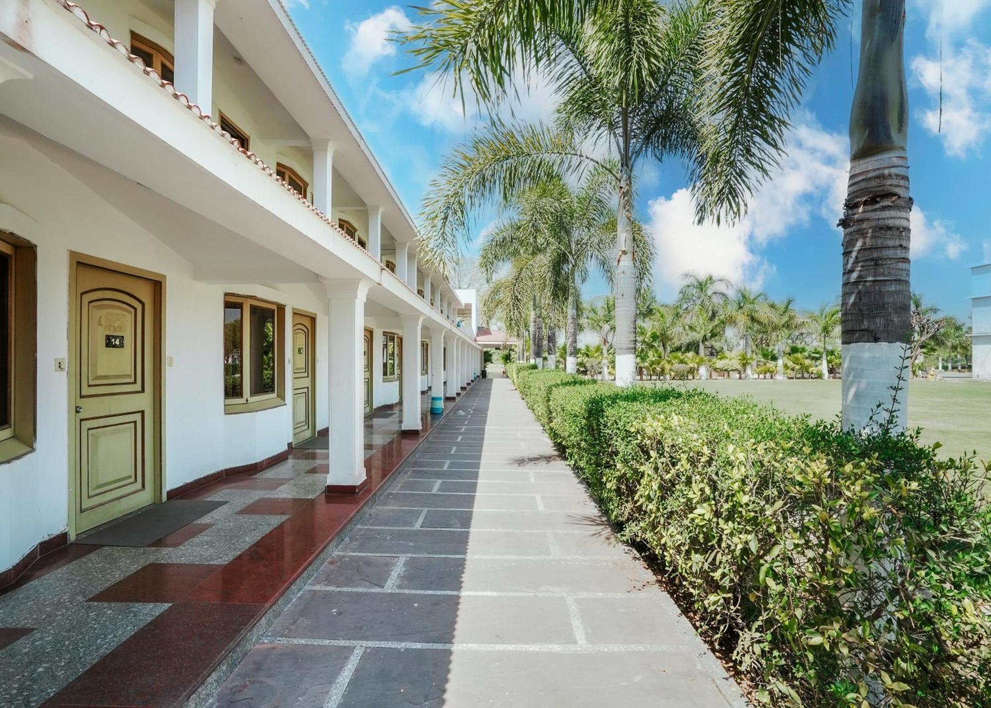 Rupis Resort Near Udaipur Airport Dabok Exterior foto